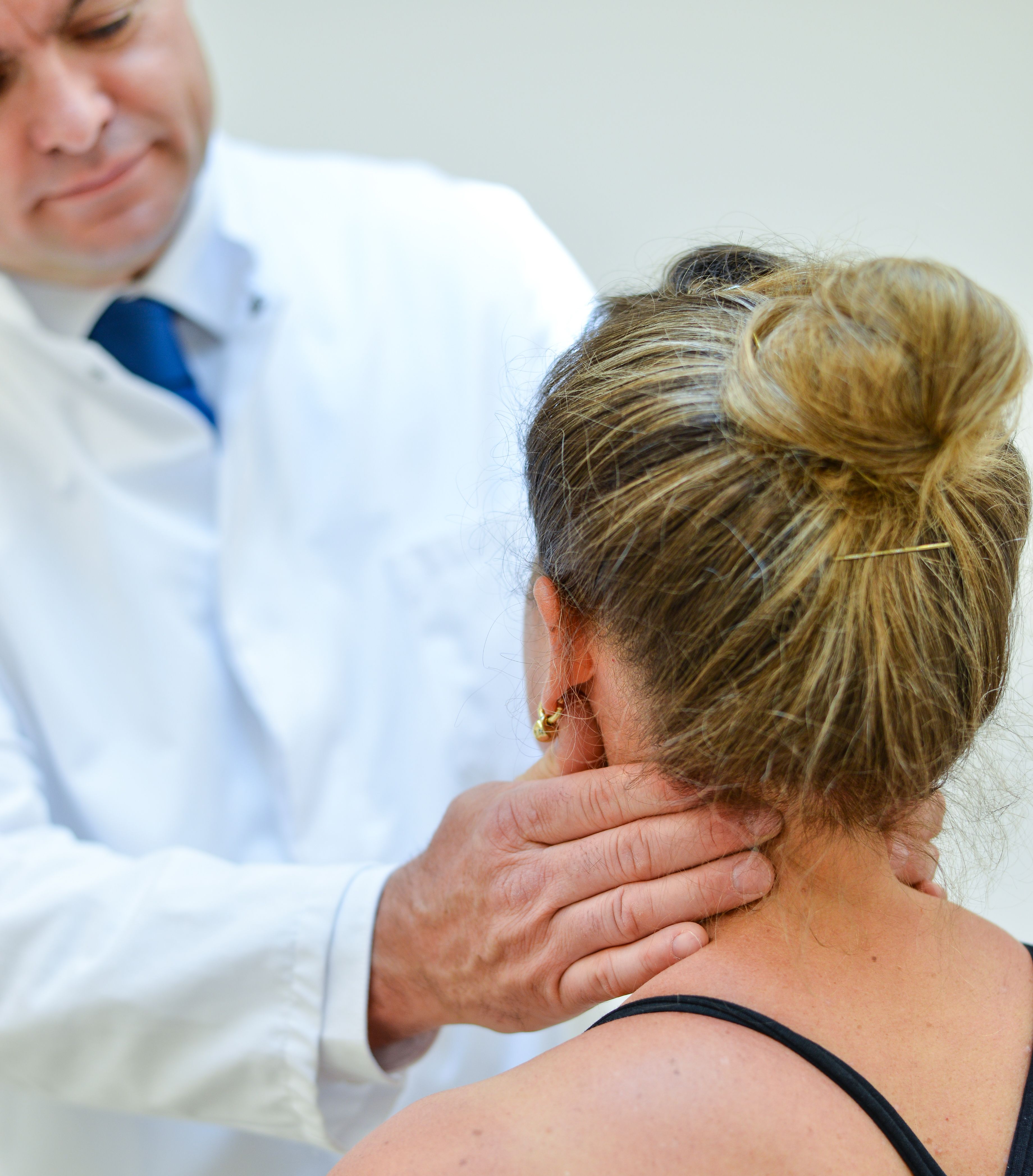 Arzt behandelt Patientin wegen Osteochondrose